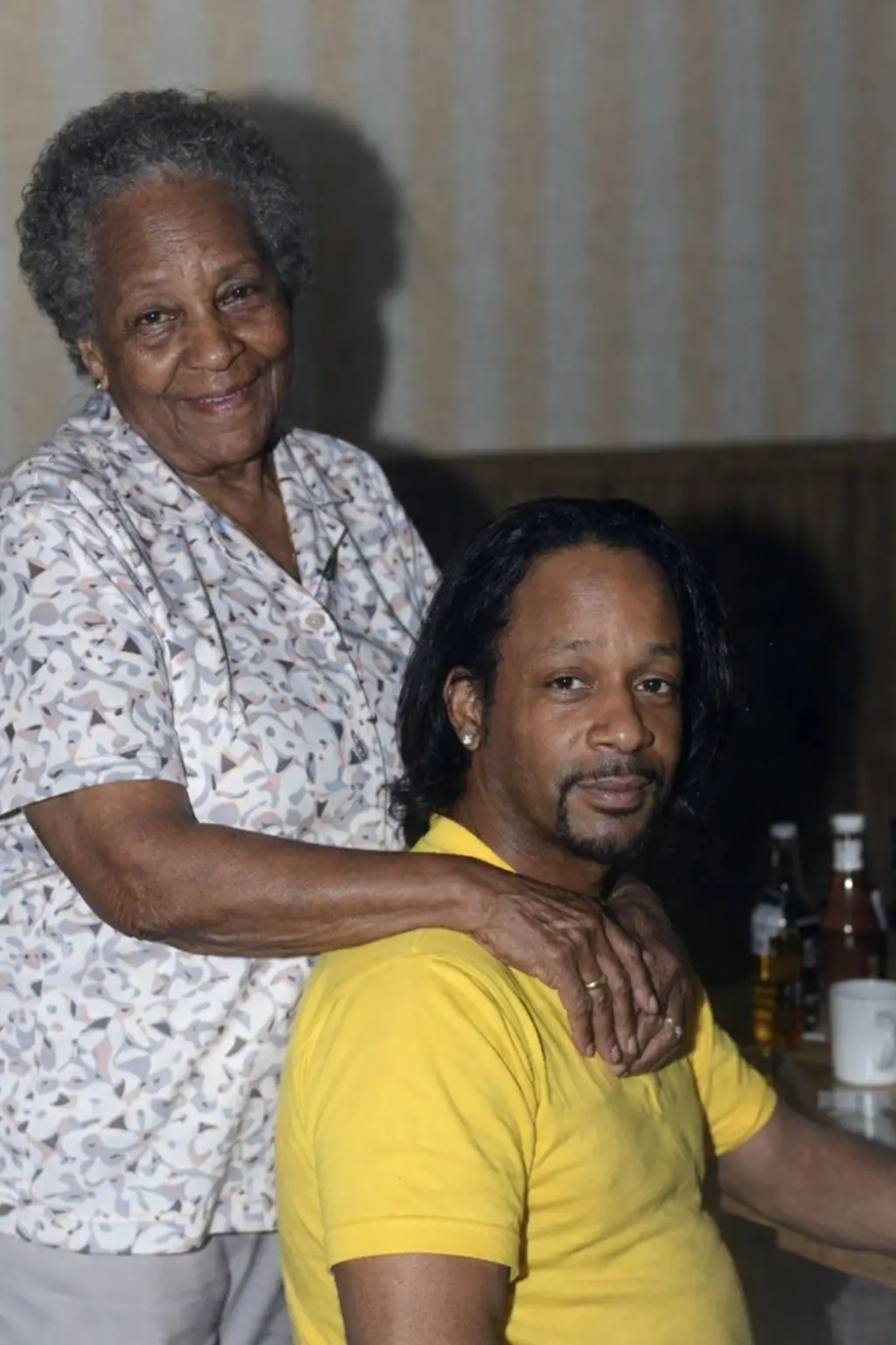 HE LOOKED INTO THE CROWD, TOLD A STORY ABOUT THE MAMA HE LET DOWN — AND GROWN MEN WENT QUIET. Katt Williams didn’t write the words he was delivering.