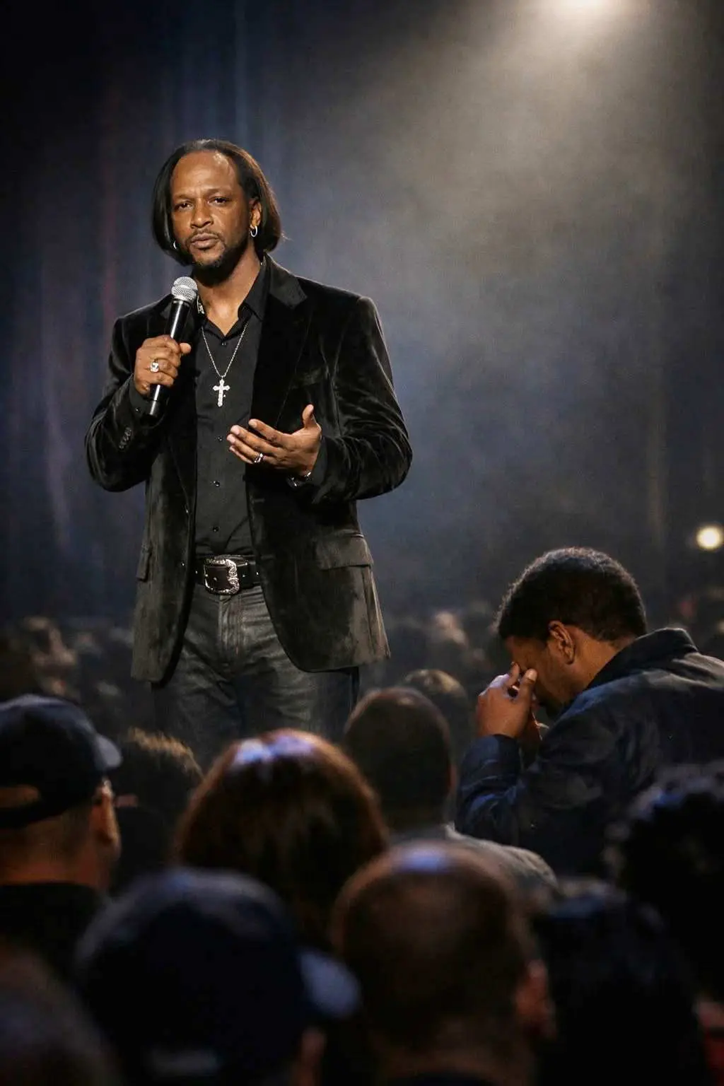 KATT WILLIAMS MADE 5,000 FANS FALL SILENT WITH JUST ONE MOMENT ON STAGE.